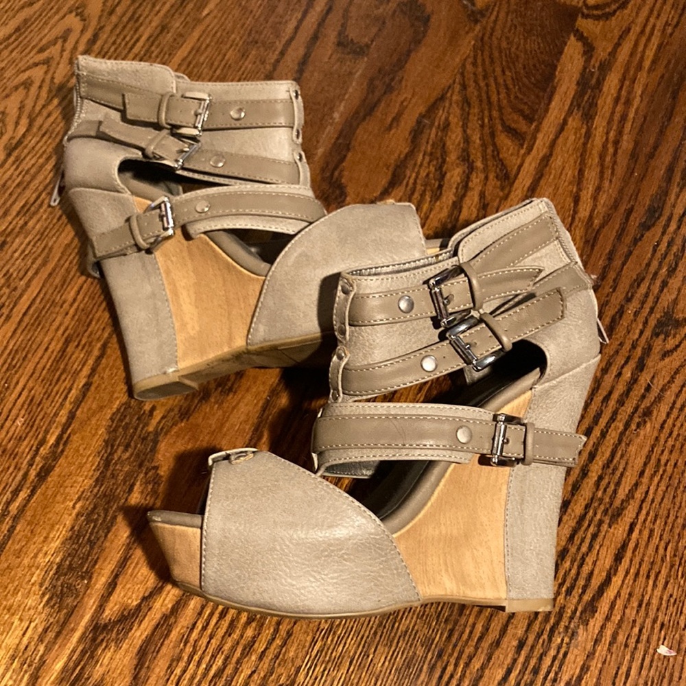 Grey wedges